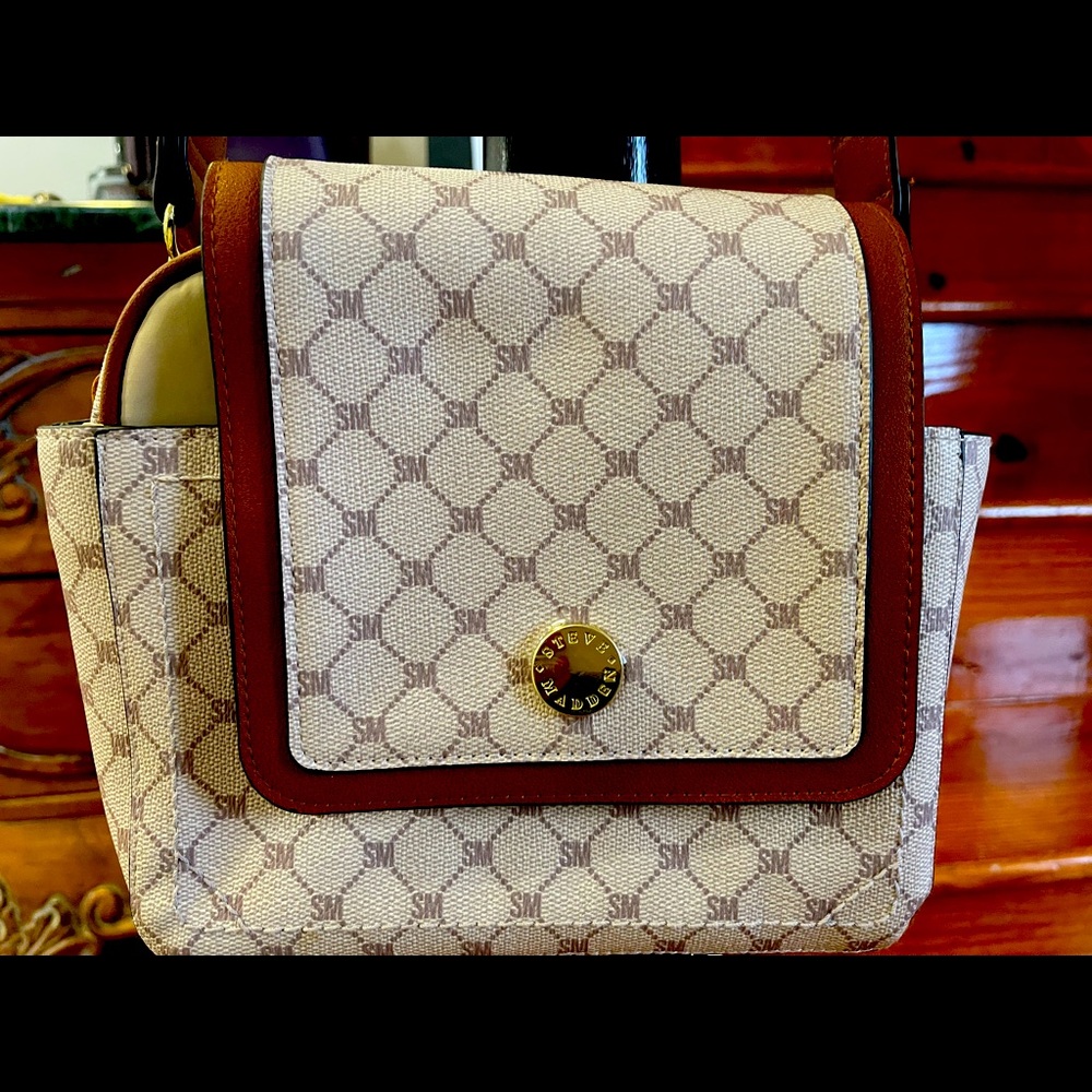 Steve Madden shoulder by with removable piece. Tan with removable black strap.